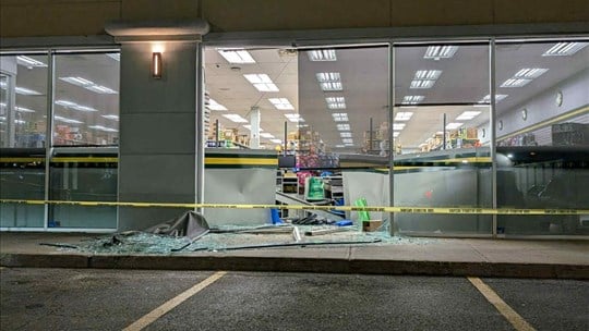 Un véhicule entre en collision avec un commerce à Vaudreuil-Dorion