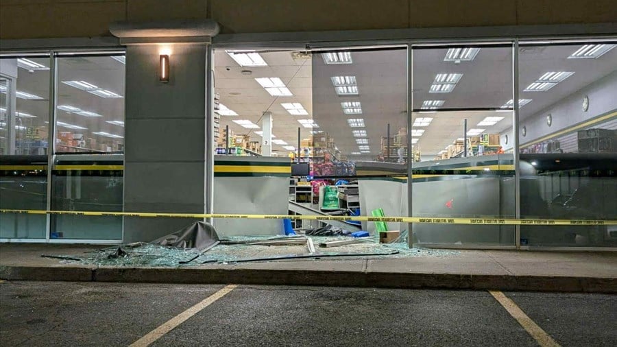 Un véhicule entre en collision avec un commerce à Vaudreuil-Dorion
