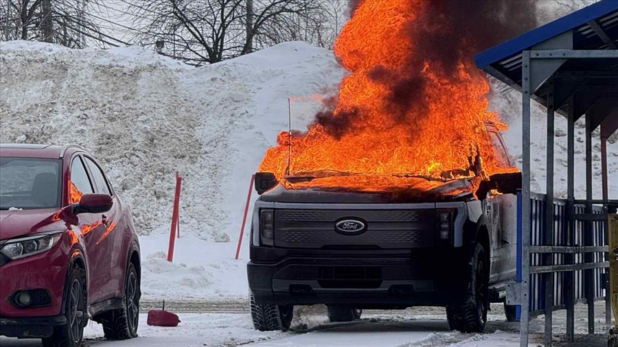Véhicule en feu à Vaudreuil-Dorion