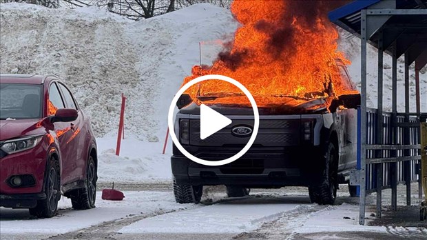 Véhicule en feu à Vaudreuil-Dorion