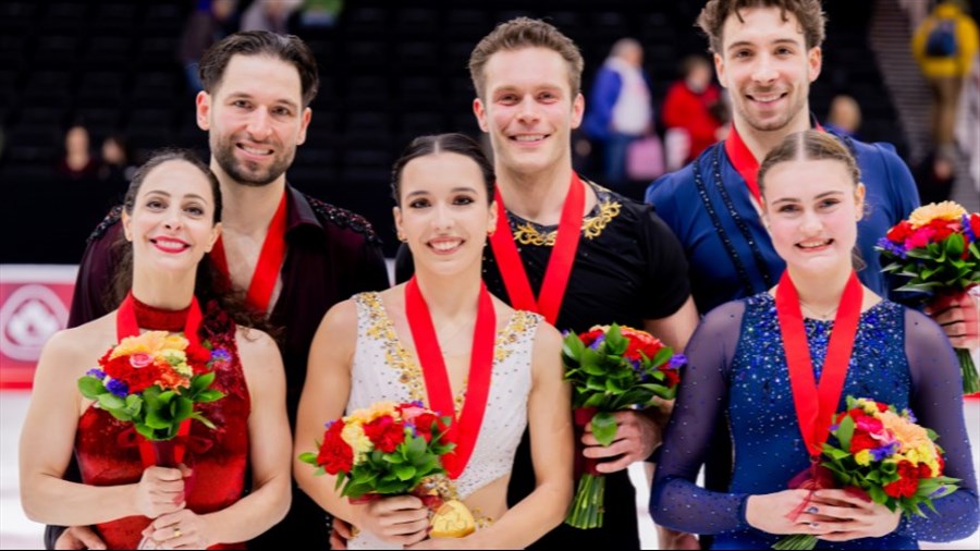 Maxime Deschamps et sa partenaire grimpent sur le podium 