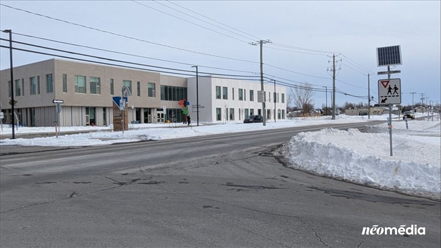 Pas de panneaux d'arrêts installés devant l'école des Canotiers 