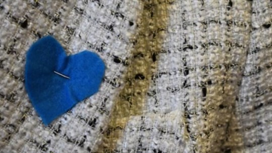 Rigaud porte le coeur bleu par solidarité avec les personnes immigrantes 