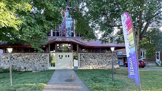 Isabelle Charlot en prestation à Pointe-des-Cascades