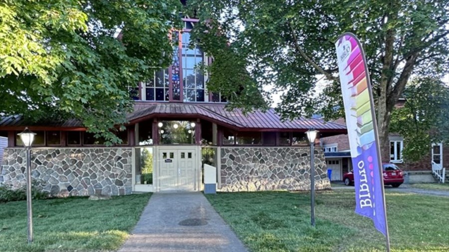 Isabelle Charlot en prestation à Pointe-des-Cascades