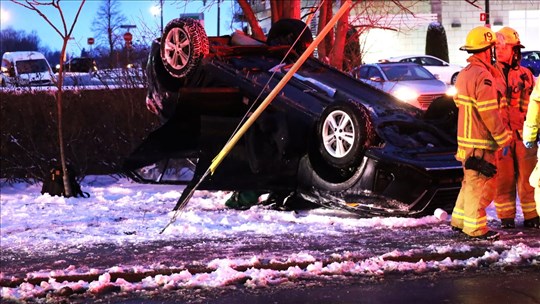 Une voiture se retrouve sur le toit à Salaberry-de-Valleyfield 