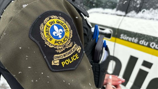 Un camion se retrouve en porte-feuille sur l'autoroute 40