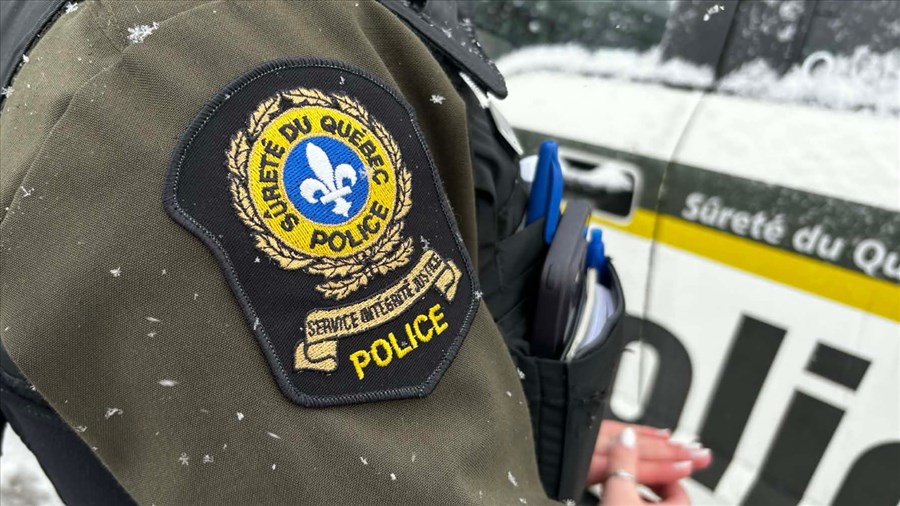 Un camion se retrouve en porte-feuille sur l'autoroute 40