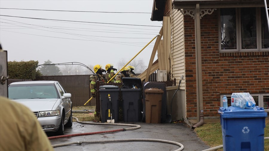 Une résidence lourdement endommagée lors d'un incendie 
