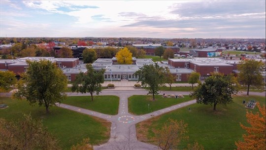 Dix bourses pour honorer le français remises à la Cité-des-Jeunes 