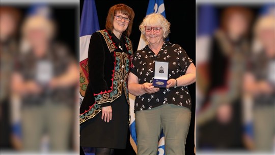 Céline Durand obtient la médaille de la lieutenante-gouverneure