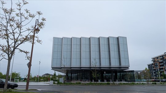 Les cols blancs de Vaudreuil-Dorion réfléchissent à la grève