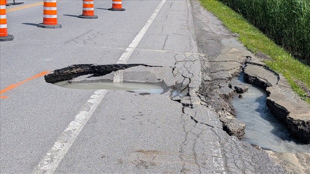 Fuite d'eau sur le boulevard Harwood à Vaudreuil-Dorion