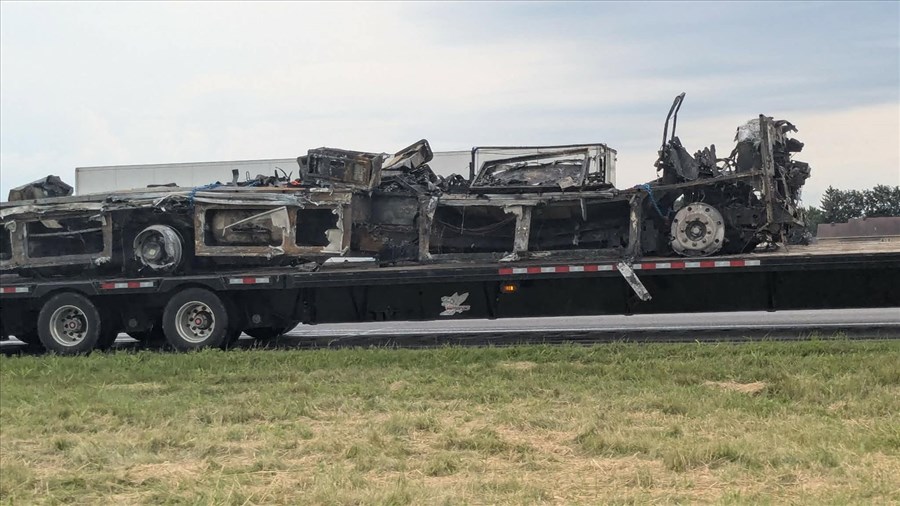 Deux véhicules en feu sur l'autoroute 20 à Coteau-du-Lac