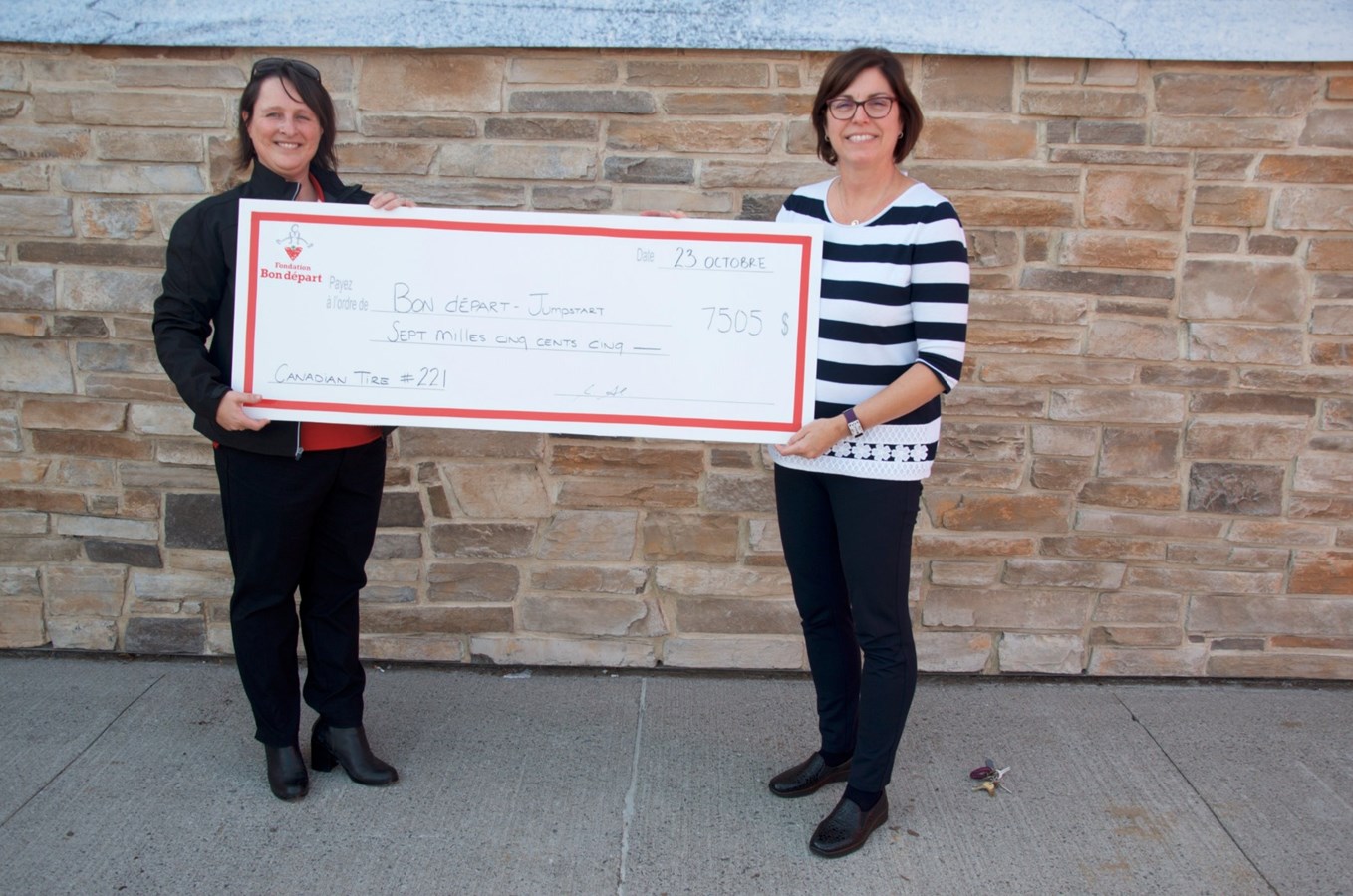 Aide à la jeunesse le Canadian Tire de Jonquière fait un don de 7 505