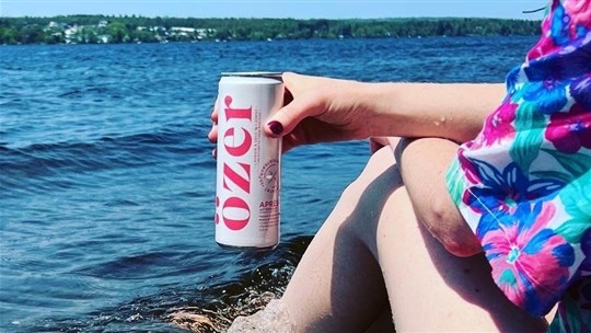 ÖZER : une nouvelle boisson produite à Arvida se lance à la conquête du Québec  