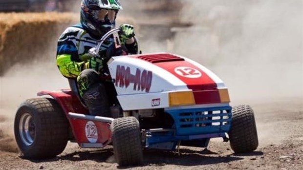  Laissez de côté votre pelouse pour découvrir les incroyables courses de tracteurs à gazon