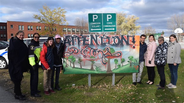 Un graffiti pour appeler à la prudence sur les routes à Beauharnois 