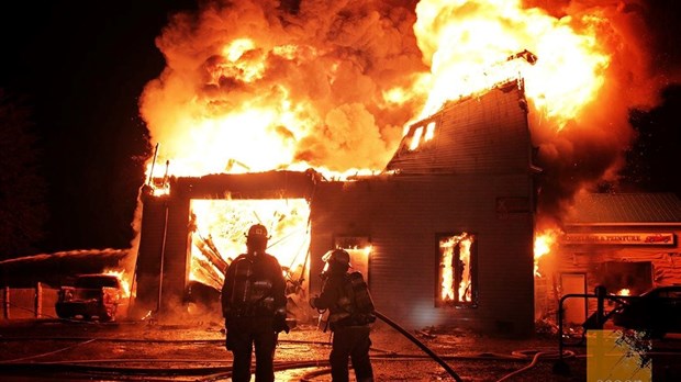 Incendie au garage Labrecque : un homme et une femme ont été arrêtés