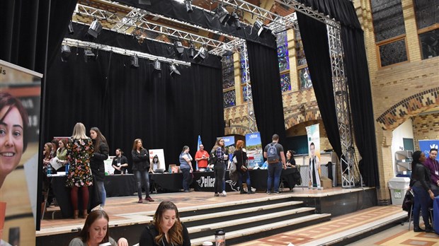 Près de 400 visiteurs découvrent le premier Salon Emploi-Jeunesse
