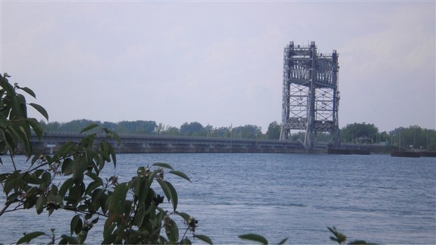 Travaux de nettoyage du tablier du pont de Saint-Louis-de-Gonzague en cours   