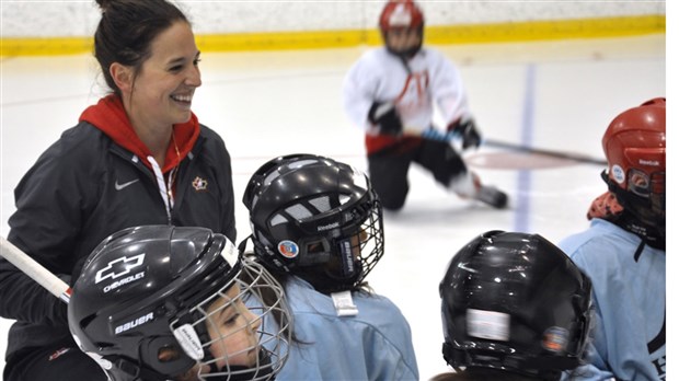 Pas encore inscrite à l’école de hockey de Mélodie Daoust?  