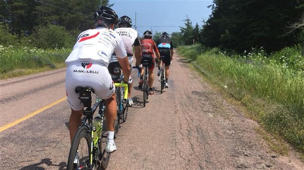 Les six cyclistes qui pédalent pour Le Tournant sont rendus à Terre-Neuve 