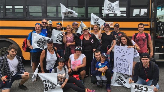 Les employés syndiqués de la SAQ de la Montérégie manifestent à Montréal