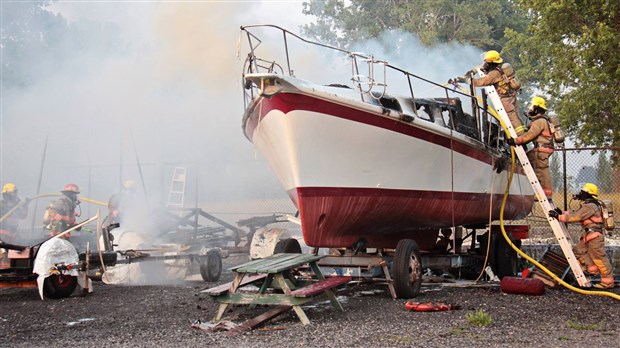 Un incendie ravage un bateau de plaisance à la marina de Melocheville 