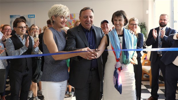 Claire IsaBelle inaugure son local électoral dans Huntingdon  en présence du chef de la CAQ, François Legault