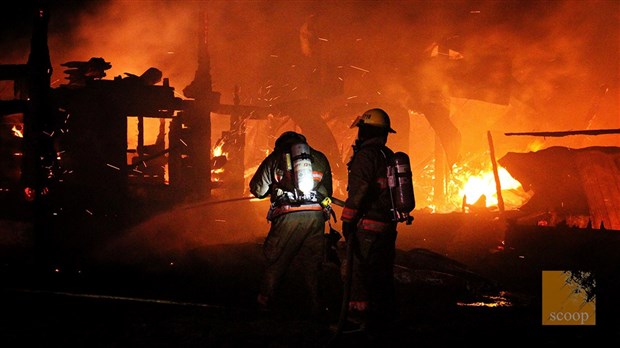 Un bâtiment agricole de Beauharnois a été complètement détruit par les flammes hier soir 