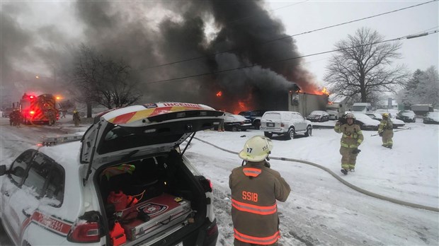 Un garage de mécanique générale est la proie des flammes à Beauharnois 