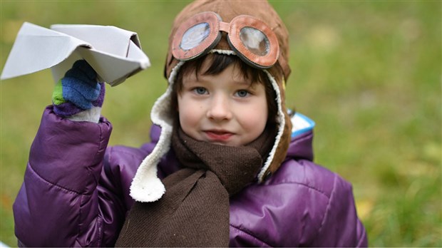 L’art de confectionner des avions en papier enseigné aux jeunes