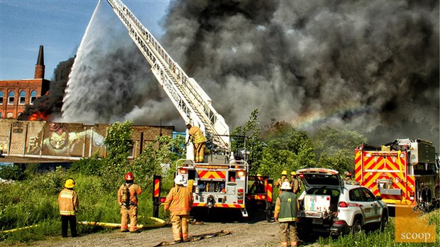 Incendie majeur en cours à Beauharnois dans une usine désafectée 