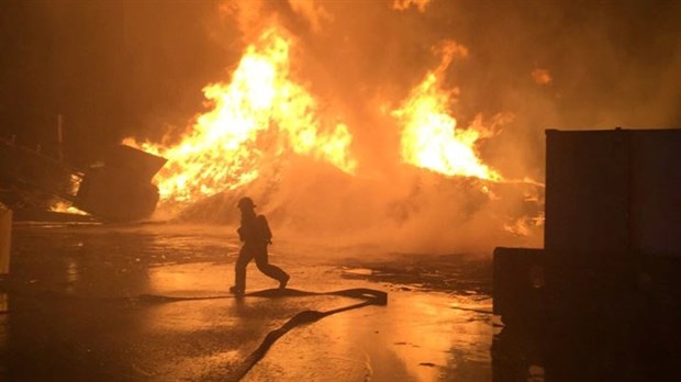 Des copeaux de bois causent un incendie à l’ancienne usine Kruger de Beauharnois 