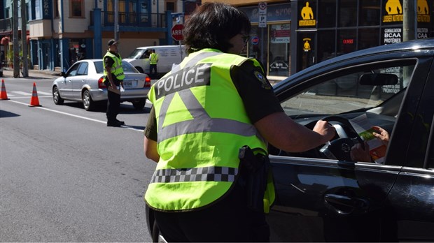 Pas de cell au volant: 650 automobilistes sensibilisés à Salaberry-de-Valleyfield 