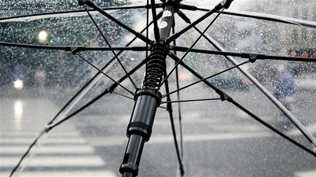 Parapluie et crampons de mise en fin de semaine dans le Suroît 