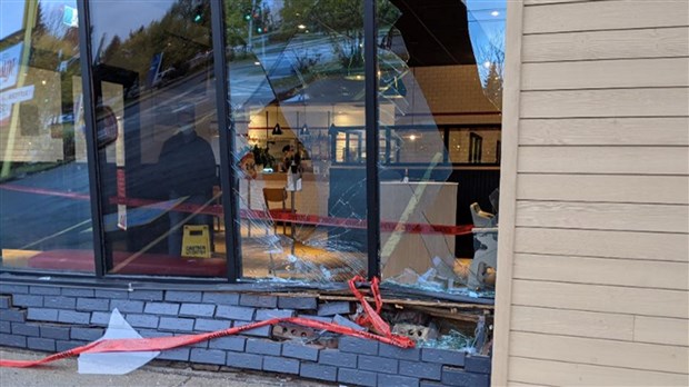 Une automobiliste percute la façade d’un restaurant de Salaberry-de-Valleyfield 