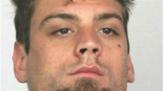 Agression armée: la SQ recherche un suspect de 28 ans