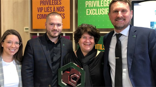 La Caisse Desjardins de Salaberry-de-Valleyfield reconnaît le travail et l'engagement d'une employée 