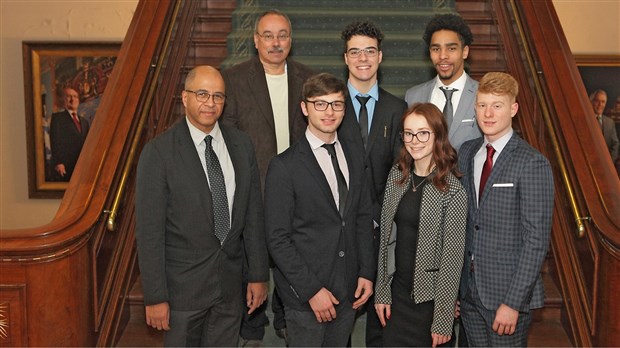 Cinq étudiants du Collège de Valleyfield initiés à la politique provinciale 