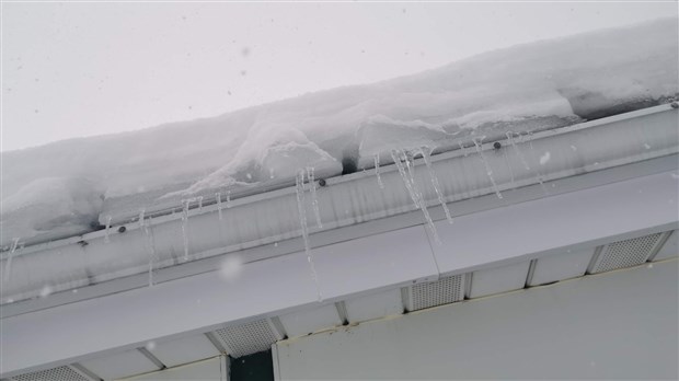 Ne prenez pas à la légère le déneigement de votre toiture 