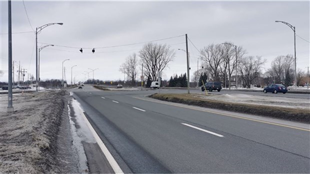Installation d’un feu de circulation temporaire à l’intersection Bord-de-l’Eau-Monseigneur-Langlois 