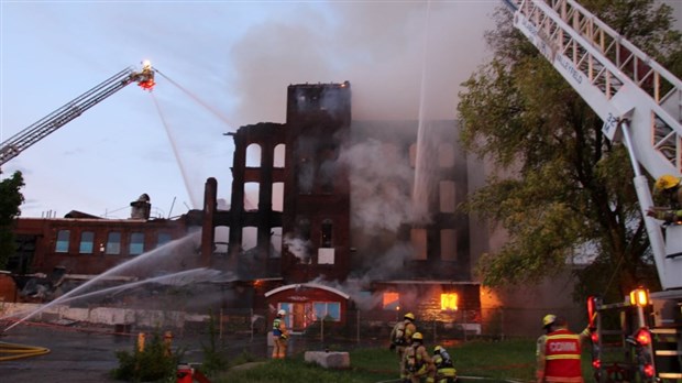 L’ancienne usine Domtar est la proie des flammes à Beauharnois 