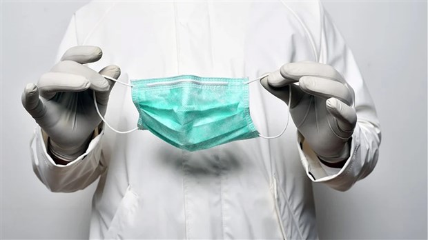 Une PAB incite ses collègues à respecter les protocoles de protection en place