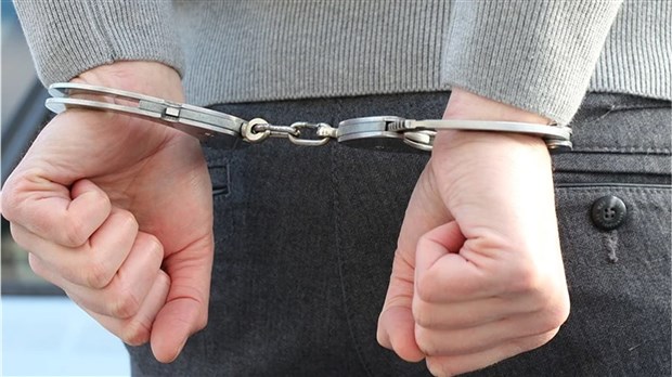 Une poursuite policière mène à l’arrestation d’un jeune de 18 ans 
