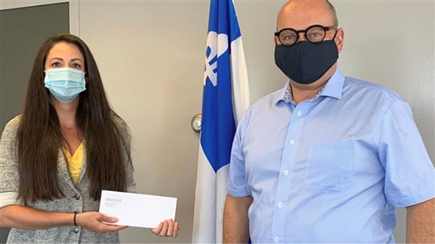 Claude Reid remet une aide financière à l'organisme Pacte de rue 
