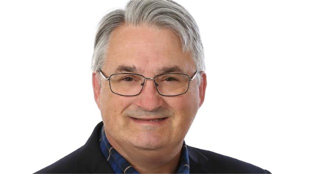 Avocat de formation, il se lance dans l'arène municipale à Beauharnois 