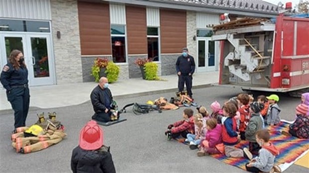 Rencontre entre les pompiers et une classe de maternelle à Saint-Étienne-de-Beauharnois 
