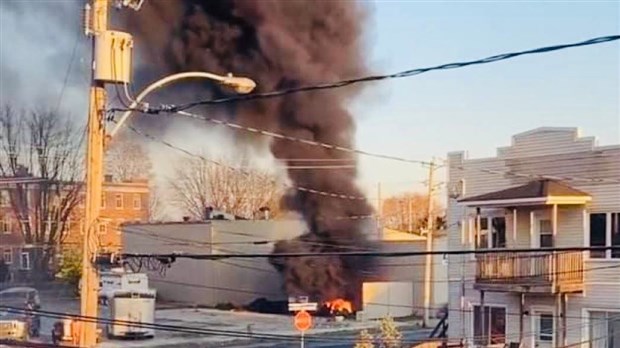 Incendie à l’extérieur du garage de pneus Point S à Salaberry-de-Valleyfield